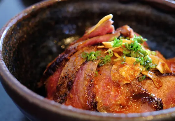 Kızarmış wagyu bifteği, pilav ve onsen yumurtası.