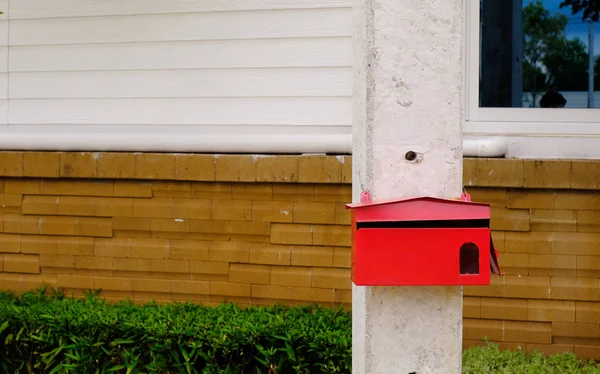 Elektrik direğindeki kırmızı posta kutusu