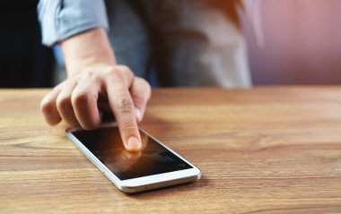 Yakın plan iş adamı cep telefonunda çalışıyor.