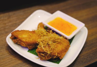 Tatlı soslu ve otlu kızarmış tavuk kanadı.