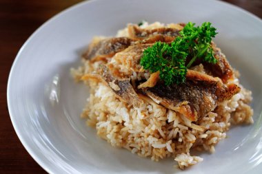 Kurutulmuş biberli kızarmış pirinç balığı.