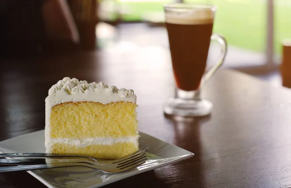 Pastel Coco Con Fondo Café Helado Mesa Madera —  Fotos de Stock