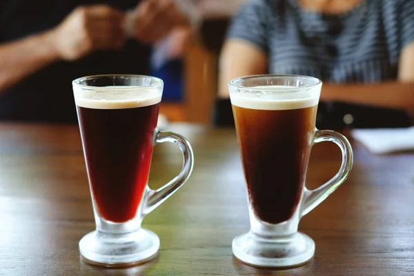 Buzlu Thai çayı ve buzlu kahve. Kadın ve erkek dinlenme geçmişi var.