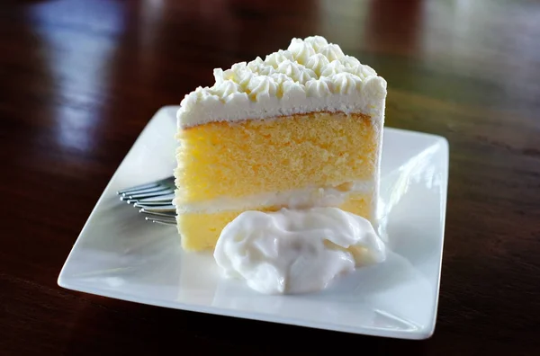 柔软的椰子蛋糕加白霜 — 图库照片