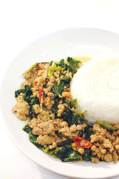 Kızarmış pirinci kıyma ve fesleğenle karıştır.