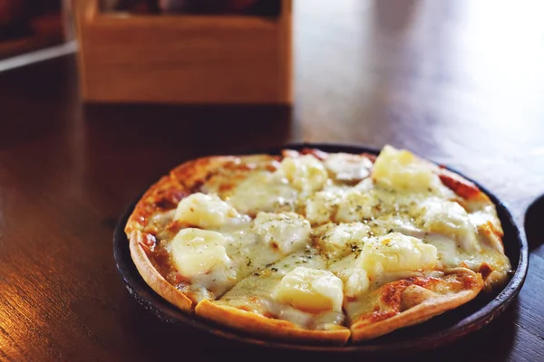 Pizza Jambon Ananas Sur Table Bois — Photo