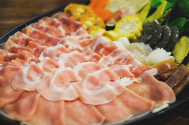 Sukiyaki, deniz ürünleri, domuz eti ve sebze karışımı.