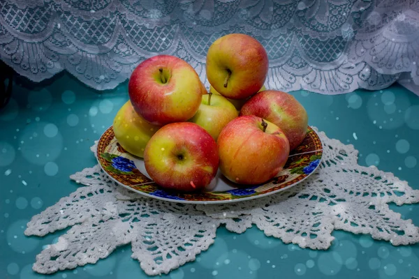 Сочные яблоки на цветочном фоне серый — стоковое фото