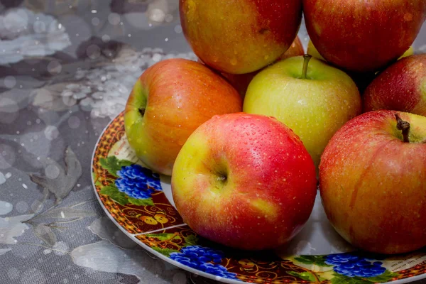 Saftige Äpfel auf einem blumigen Hintergrund grau — Stockfoto
