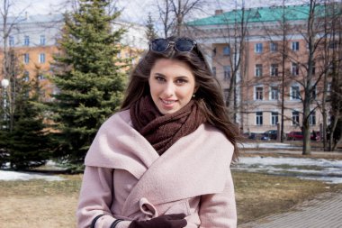 Sahildeki güzel genç esmer kız