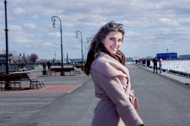 Sahildeki güzel genç esmer kız