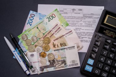 Bir hesap makinesi ve değişiklik karanlık bir arka plan üzerinde banknot.