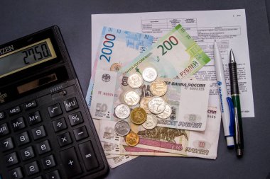 Bir hesap makinesi ve değişiklik karanlık bir arka plan üzerinde banknot.