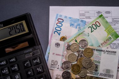 Bir hesap makinesi ve değişiklik karanlık bir arka plan üzerinde banknot.