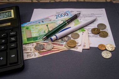 Bir hesap makinesi ve değişiklik karanlık bir arka plan üzerinde banknot. 