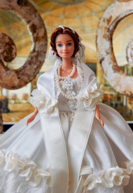 Güzel yerlerde poz veren küçük, güzel bir çocuk bebeği. Kraliçe, yakın plan, oyuncaklar oynar.