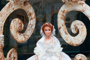 Güzel yerlerde poz veren küçük, güzel bir çocuk bebeği. Kraliçe, yakın plan, oyuncaklar oynar.