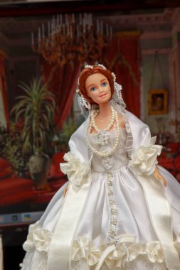 Güzel yerlerde poz veren küçük, güzel bir çocuk bebeği.. 