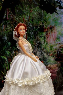 Güzel yerlerde poz veren küçük, güzel bir çocuk bebeği. Kraliçe, yakın plan, oyuncaklar oynar