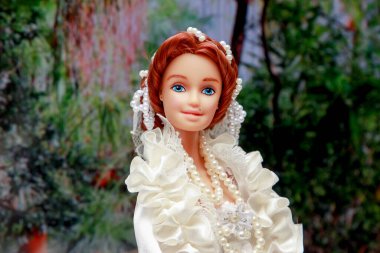 Güzel yerlerde poz veren küçük, güzel bir çocuk bebeği..