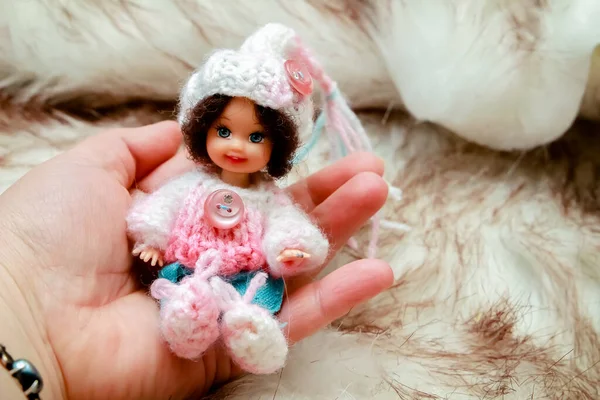 Una Pequeña Muñeca Niño Hermosa Posando Lugares Hermosos — Foto de Stock