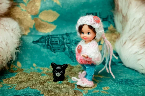 Маленькая Кукла Красивого Ребенка Позирующая Красивых Местах Крупным Планом Игрушки — стоковое фото