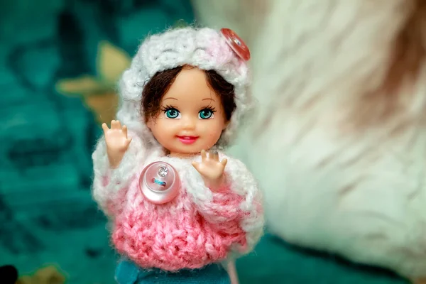 Boneca Uma Criança Pequena Bonita Posando Lugares Bonitos Close Brinquedos — Fotografia de Stock