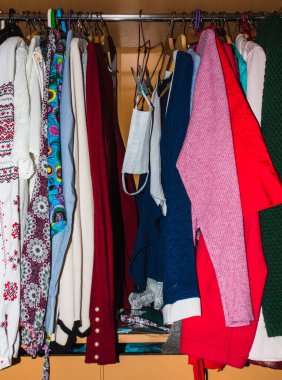 El yapımı maskeler artık ekibin bir parçası ve insanlar bunları dünya çapında kullanıyor. İnsanlar kendilerini virüsten korumak için el yapımı maskeler yapıyorlar ve onları yeniden kullanıp geri dönüştürüyorlar..