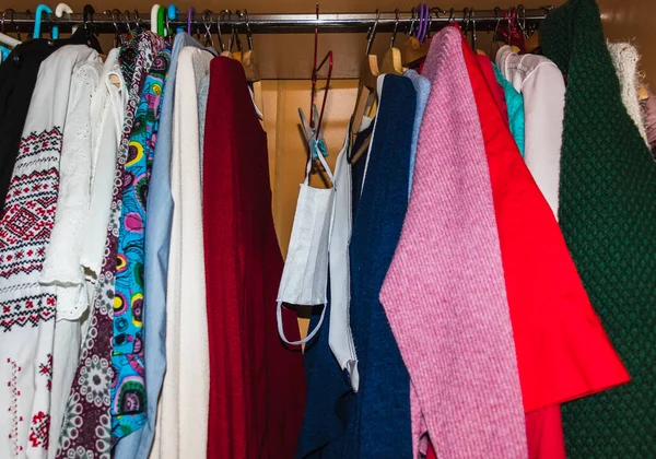 El yapımı maskeler artık ekibin bir parçası ve insanlar bunları dünya çapında kullanıyor. İnsanlar kendilerini virüsten korumak için el yapımı maskeler yapıyorlar ve onları yeniden kullanıp geri dönüştürüyorlar..