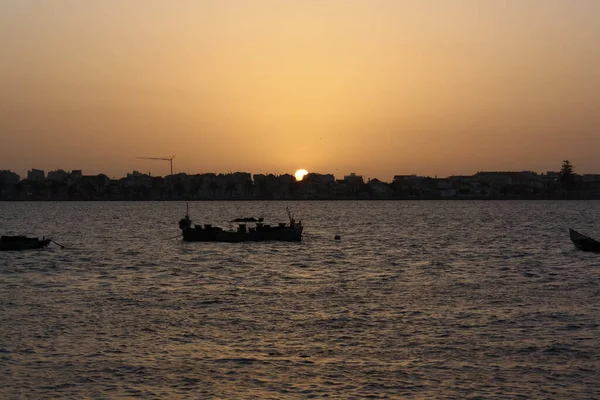 Silhouette Einer Stadt Bei Sonnenuntergang Horizont Über Der Bucht Wobei — Stockfoto