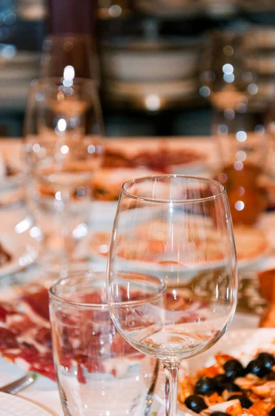 Açık kahverengi kelebek makrosu. Odaklanmamış arka planda siyah gözlü.