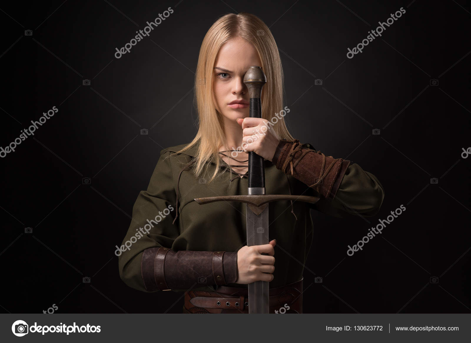 Frau Mit Schwert