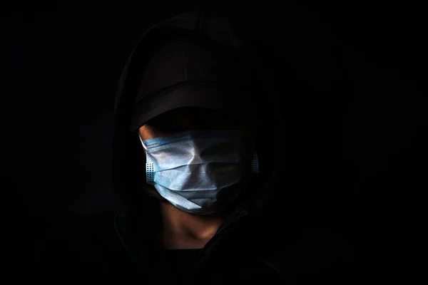 Hombre Esconde Rostro Con Una Máscara Médica Una Capucha Imagen de archivo