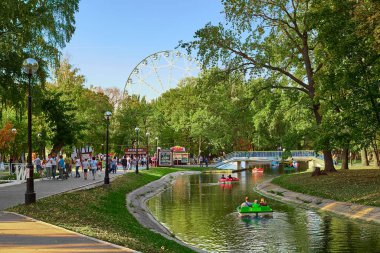 Samara, Rusya, 14 Eylül 2019, Pond in the park Gagarin 'in adını almıştır..