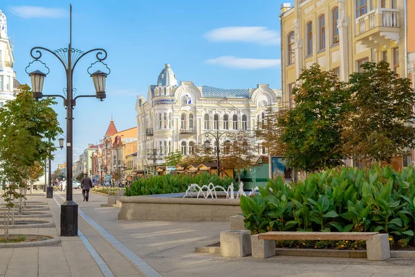 Samara, Rusya, 26 Eylül 2019, Leningradskaya Caddesi 'ndeki Fener.