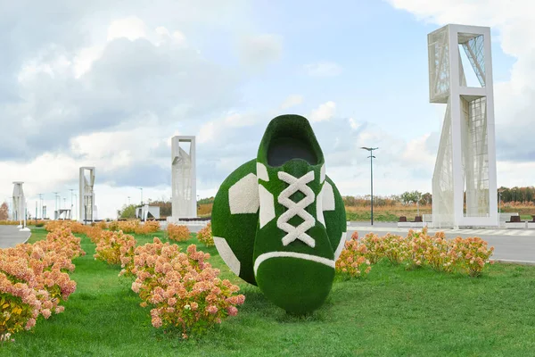 Samara Rusia Septiembre 2019 Bota Fútbol Topiary Figure Fotos de stock libres de derechos