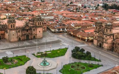 Havadan, Plaza de Armas, Katedral ve Cusco, Peru 'daki İsa Cemiyeti Kilisesi' ne yakın.