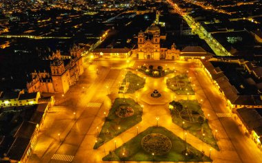 Coronavirus 'un tecridi sırasında Cusco, Peru' dan gelen boş Plaza de Armas üzerinde gece görüşü