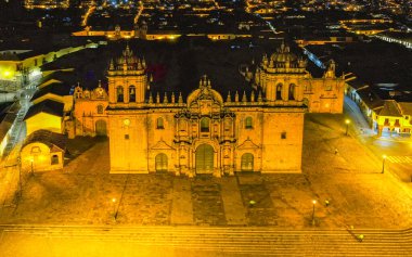 Coronavirus tecridi sırasında Peru 'dan Cusco Katedrali üzerinde gece görüşü