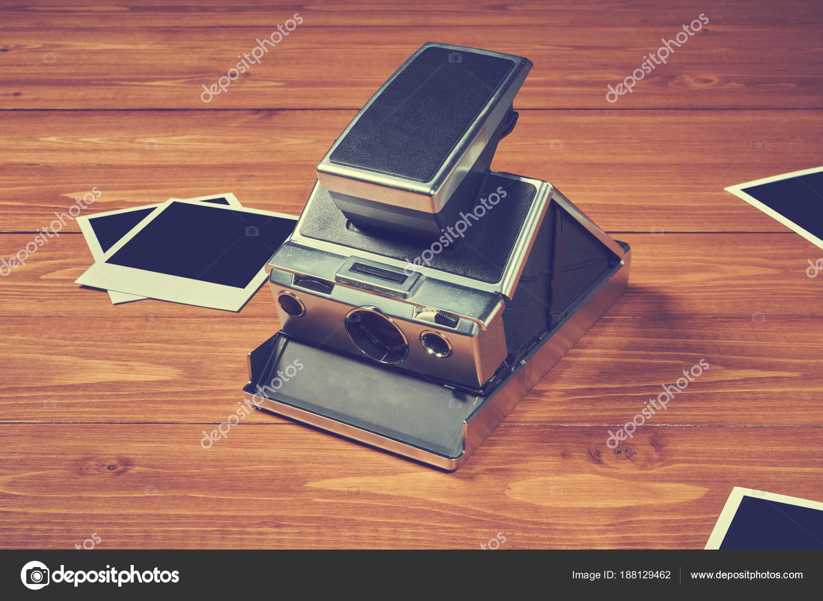 Antigua cámara polaroid — Foto de stock #188129462 © studio_3321, image size:1600x1168