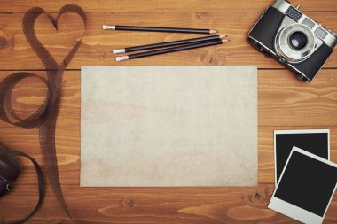 Masa üstünde defter ile eski fotoğraf makinesi