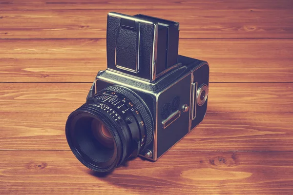 Старая фотография камеры на деревянном столе — стоковое фото