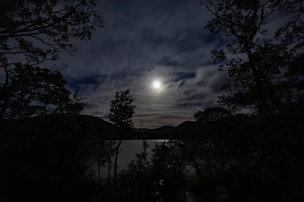 Göl Bölgesindeki Ullswater Üzerindeki Bulutlarda Parlayan Ayın Resmi Telifsiz Stok Fotoğraflar