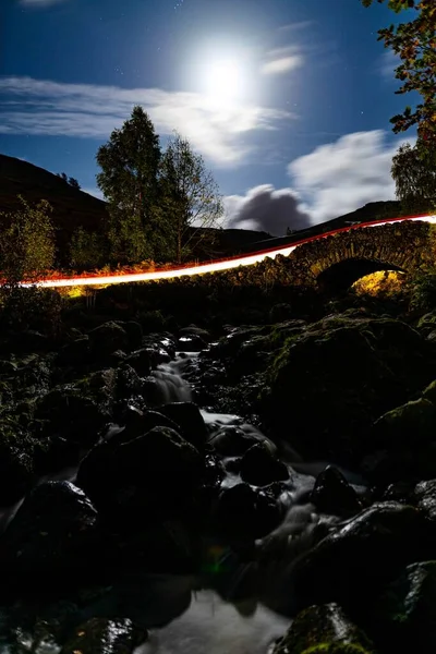 Coche Pasando Por Puente Ashness Iluminado Por Luna —  Fotos de Stock