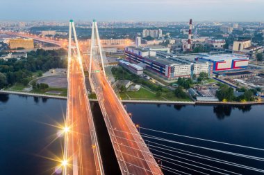 Saint-Petersburg, Rusya 'da kablo destekli köprü. Hava endüstriyel şehir manzarası.