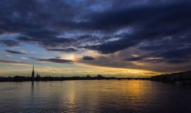 Peter ve Paul kalesi ve Rusya 'nın Saint-Petersburg kentinde fırtınalı gündoğumu sırasında Neva nehri.
