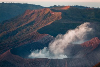 Endonezya 'daki Java adasında Bromo volkanı. Sisli gün doğumu, başka bir gezegen manzarası