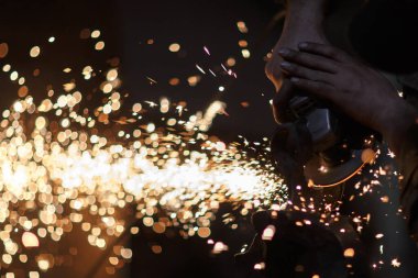 Metal bileme, balta yapma, geleneksel demircilik.