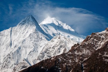 Annapurna II dağının kuzey cephesi, gezintiden görüş, telefoto lensi
