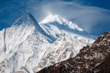 Annapurna II dağının kuzey cephesi, gezintiden görüş, telefoto lensi